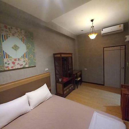 Buri Hostel Бангкок Екстер'єр фото