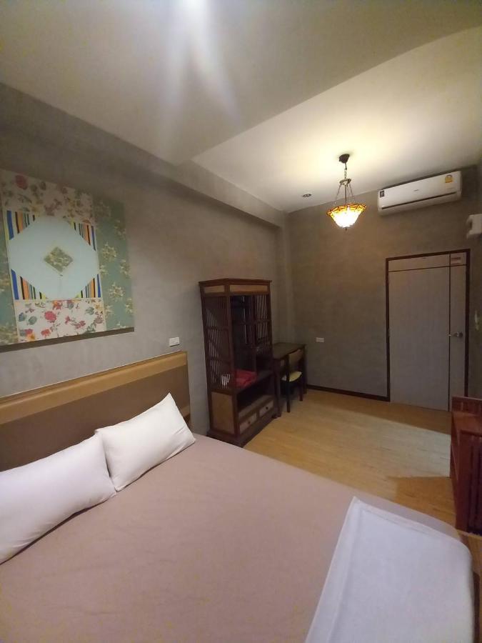 Buri Hostel Бангкок Екстер'єр фото