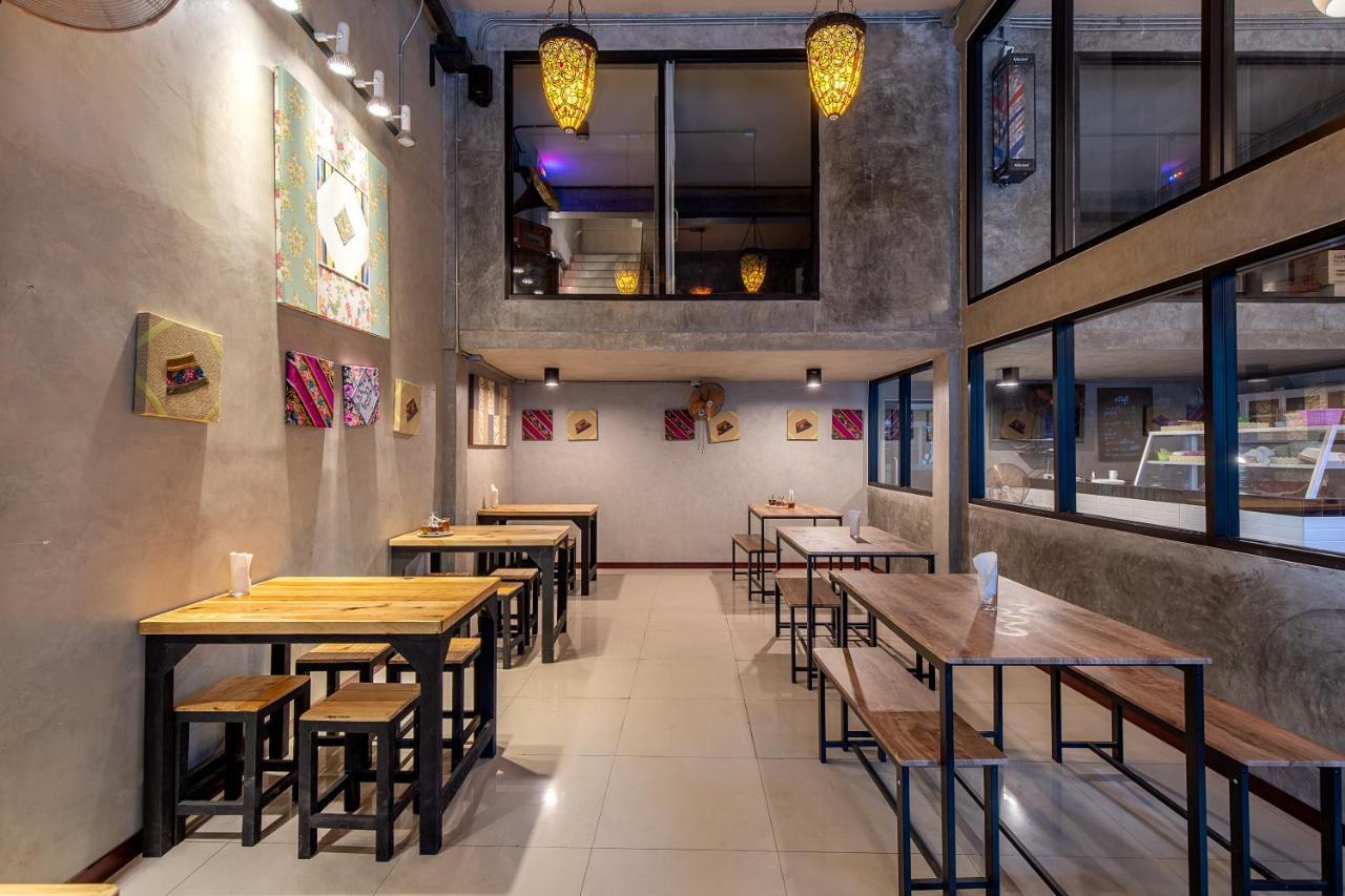 Buri Hostel Бангкок Екстер'єр фото