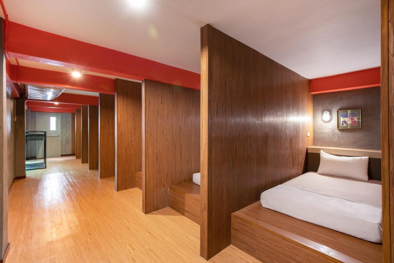 Buri Hostel Бангкок Екстер'єр фото
