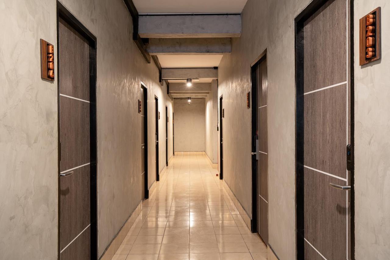 Buri Hostel Бангкок Екстер'єр фото